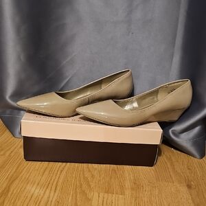 Bandolino Tan Heels Classic Design